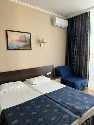 Гостиница Эмеральд Витязево Стандартный двухместный номер с 1 кроватью или 2 отдельными кроватями и балконом-1