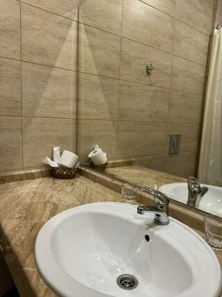 Гостиница Эмеральд Витязево Улучшенный трехместный номер-5