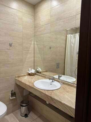 Гостиница Эмеральд Витязево Улучшенный трехместный номер-4