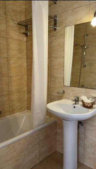 Гостиница Эмеральд Витязево Стандартный двухместный номер с 1 кроватью или 2 отдельными кроватями и балконом-10