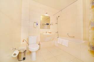 Гостиница Эмеральд Витязево Номер люкс с балконом-5